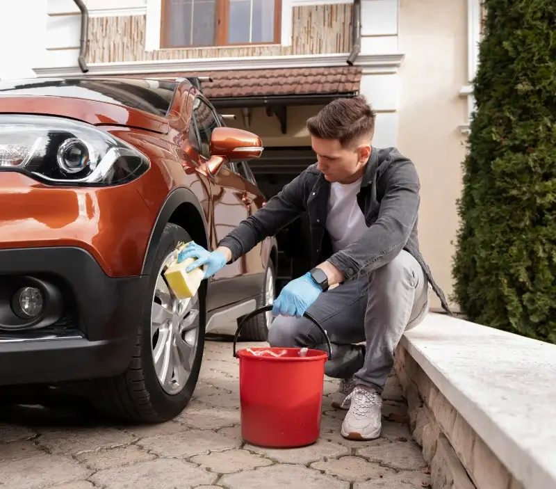 Lavage auto à domicile Saint-Hilaire-le-Châtel : professionnel intervenant sur un véhicule